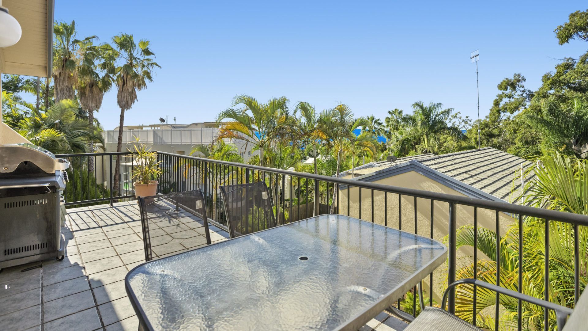 5 Minute walk to Hastings Street - Unit 9 Descola 6 Noosa Drive — image 2