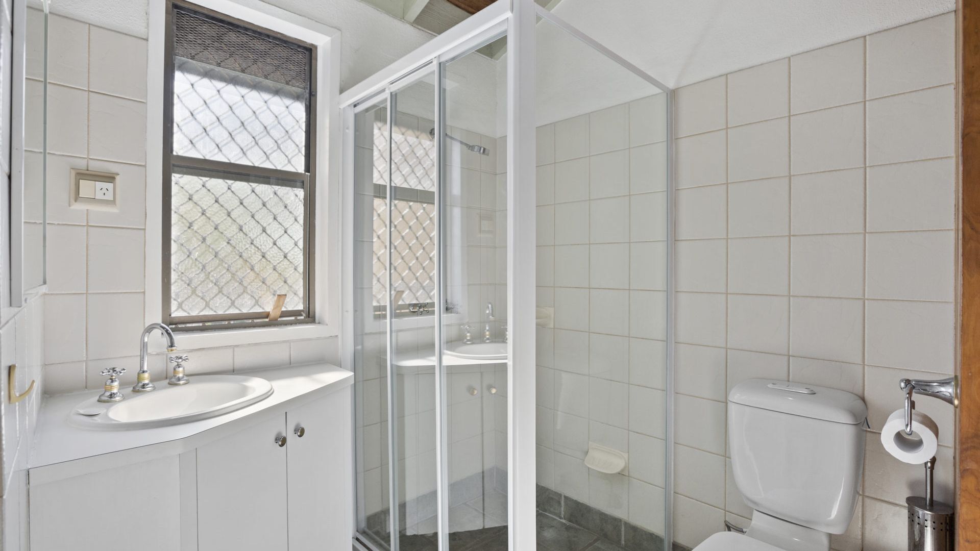 5 Minute walk to Hastings Street - Unit 9 Descola 6 Noosa Drive — image 7