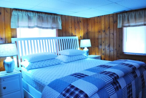 Beautiful Cottage Just minutes from The Twin Lakes & Beach 