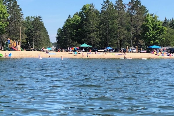 Nær stranden, solsenger og strandhåndklær
