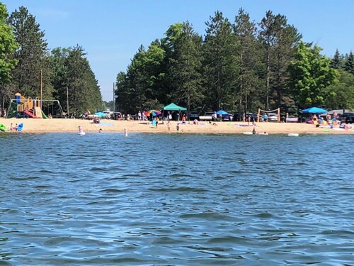 Beautiful Cottage Just minutes from The Twin Lakes & Beach 