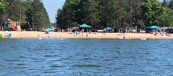 Beautiful Cottage Just minutes from The Twin Lakes & Beach 