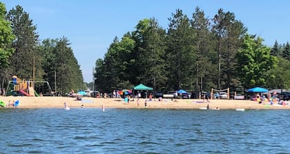 Beautiful Cottage Just minutes from The Twin Lakes & Beach