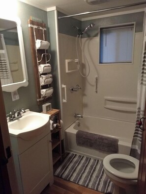 Combined shower/bathtub, hair dryer, towels, soap - Beautiful Cottage Just minutes from The Twin Lakes & Beach  (Lewiston)