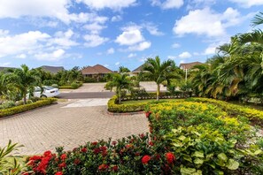 Property grounds - 3BR Villa| Pool| Gated| Richmond Estates (Priory)