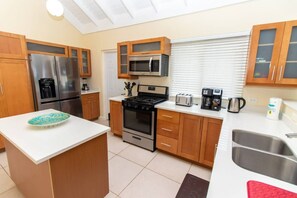 Private kitchen - 3BR Villa| Pool| Gated| Richmond Estates (Priory)