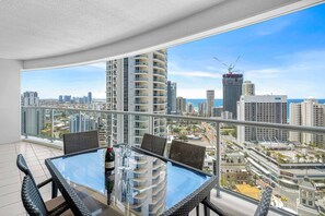 Outdoor dining - Chevron Renaissance Ocean View (Surfers Paradise)