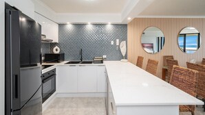 Frigorífico, microondas, horno y placa de cocina