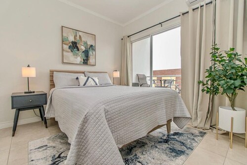 DreamCondo 2 BDR Condo w/Pool in New Kingston