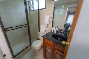 Family Apartment | Bathroom | Shower, hair dryer, towels, soap - Modern Loft in Chapinero Alto (Bogotá)