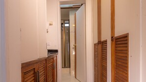 A narrow hallway with wooden doors and a wooden ceiling. - Modern Loft in Chapinero Alto (Bogotá)