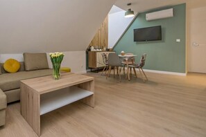 ห้องดีลักซ์สำหรับสี่ท่าน (number 9) | บริเวณนั่งเล่น | ทีวีจอแบน