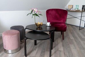 ห้องซูพีเรียสำหรับสี่ท  ่าน (number  8) | บริเวณนั่งเล่น | ทีวีจอแบน