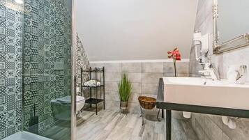 Kamar Quadruple Superior (number 8) | Kamar mandi | Shower, perlengkapan mandi desainer, pengering rambut, dan handuk