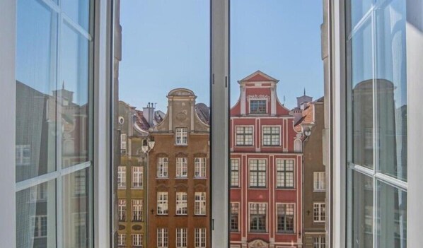 Superior Quadruple Room (number 8) | City view - Black Swan House (Gdansk)