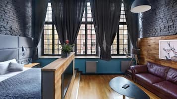 Suite (Master 1) | Minibar, iron/ironing board, free WiFi, bed sheets