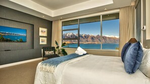 4 bedrooms, desk