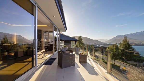 Une maison moderne dotée d’un balcon donnant sur un paysage montagneux.
