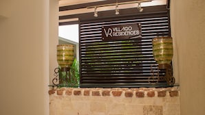 Una chimenea de ladrillo con un cartel de Villago Residences encima.