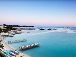 Una spiaggia nelle vicinanze