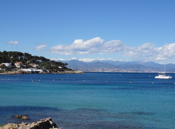 Una spiaggia nelle vicinanze