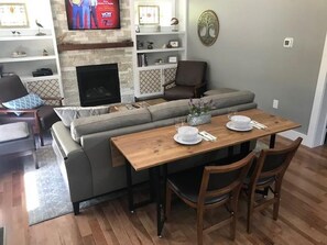 Smart-TV, Kamin, DVD-Player, Bücher