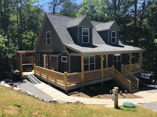 Bluebird Hideaway: 1 Private Acre, Hot Tub, & Pets Allowed!