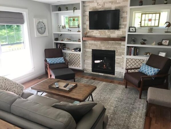 Smart-TV, Kamin, DVD-Player, Bücher