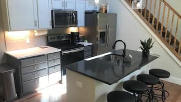 雪櫃、微波爐、焗爐、爐具