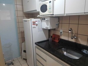 Réfrigérateur, micro-ondes, plaque de cuisson