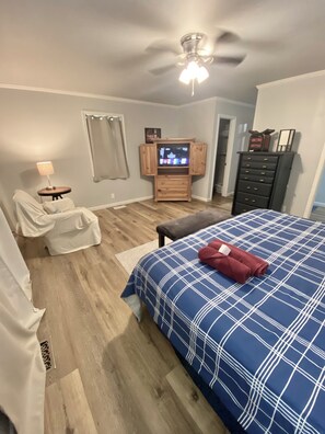 3 soverom, skrivebord, strykejern/-brett og reiseseng for barn