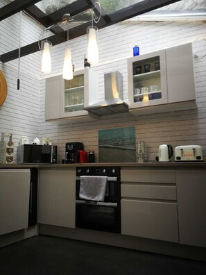 Fridge, microwave, oven, stovetop - Three Sisters Cottage (St Marychurch Torquay)