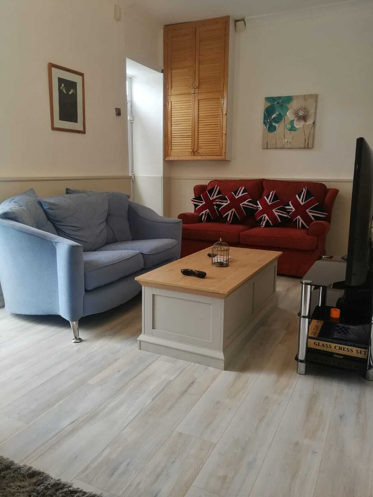 Een televisie, een open haard en een dvd-speler