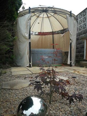 Outdoor spa tub - Three Sisters Cottage (St Marychurch Torquay)