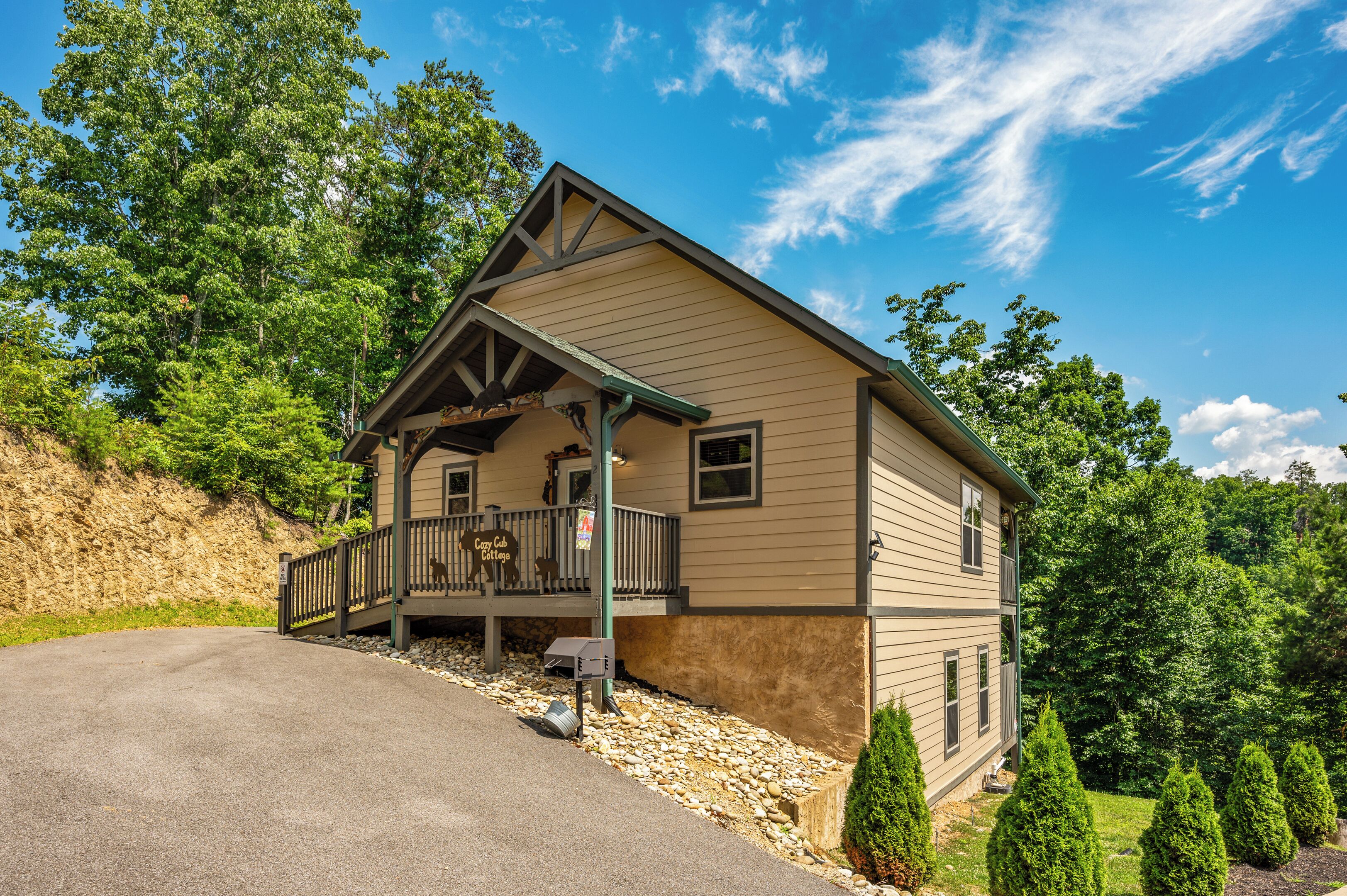COZY LUXURY 🐾 HEATED Toilet Seats 🐾 NO SCARY ROADS 🐾 Close To DOLLYWOOD