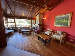 Lobby sitting area - Hostería y cabañas Quime Quipan By Nordic (San Carlos de Bariloche)