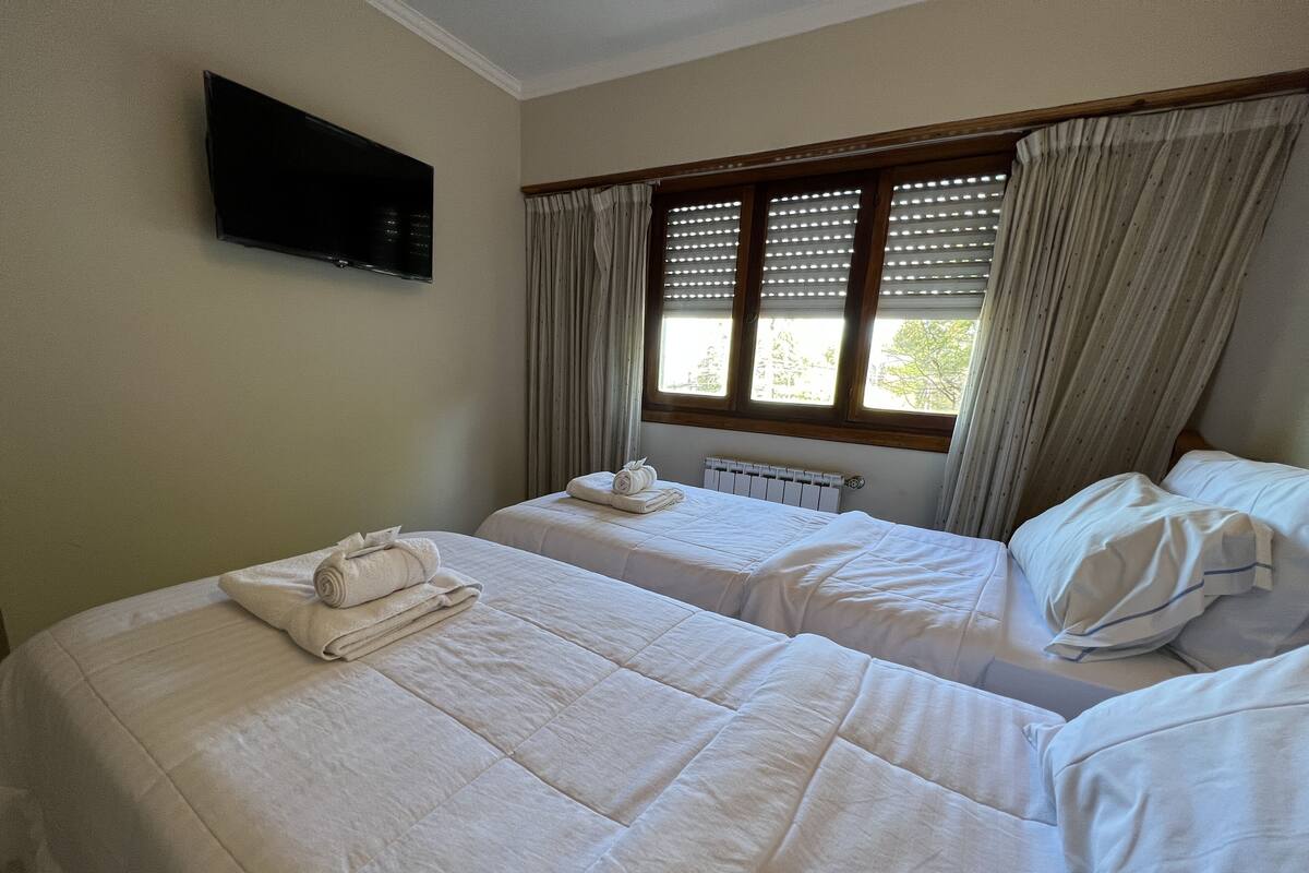Basic Triple Room (King) | In-room safe, free cots/infant beds, free WiFi, individually decorated