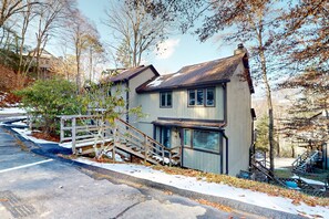 Exterior - Revamped condo at base of Sugar Mountain w/covered balcony and stone fireplace (Sugar Mountain)