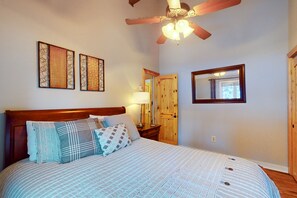 3 bedrooms, iron/ironing board, WiFi, bed sheets - Revamped condo at base of Sugar Mountain w/covered balcony and stone fireplace (Sugar Mountain)