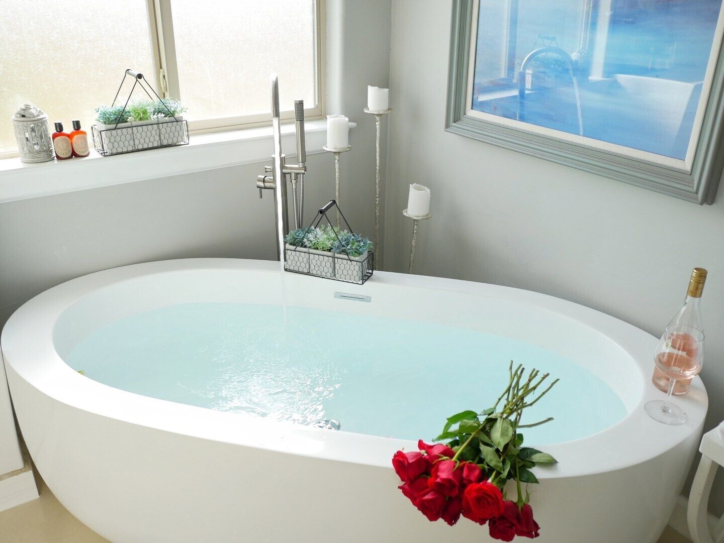 Baignoire, sèche-cheveux, serviettes fournies, savon