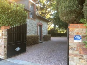 Property grounds - Apartment in an estate with private SPA and heated pool (Bain-de-Bretagne)