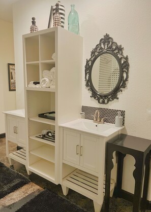 Regadera, secadora de cabello, toallas, jabón