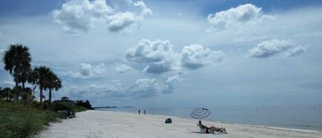 Beach nearby, sun-loungers, beach towels