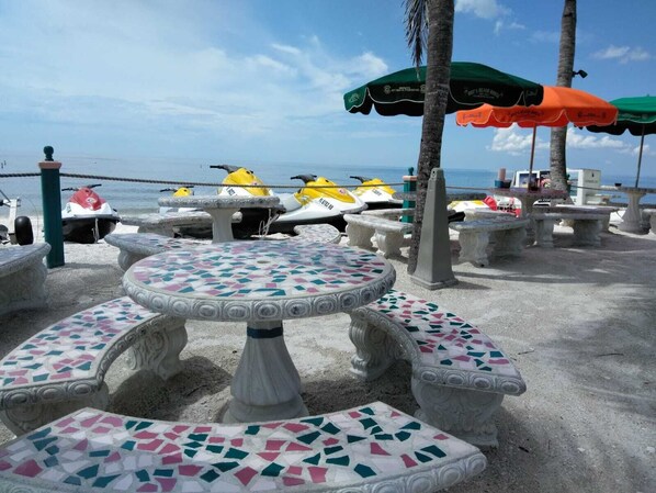 Ubicación cercana a la playa, tumbonas y toallas de playa