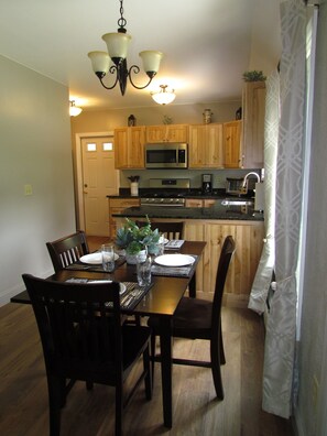 Dining - Whiteface Mtn/Wilmington, NY~~Hot Tub, Gas Fireplace, 2 Minutes to Whiteface!! (Wilmington)