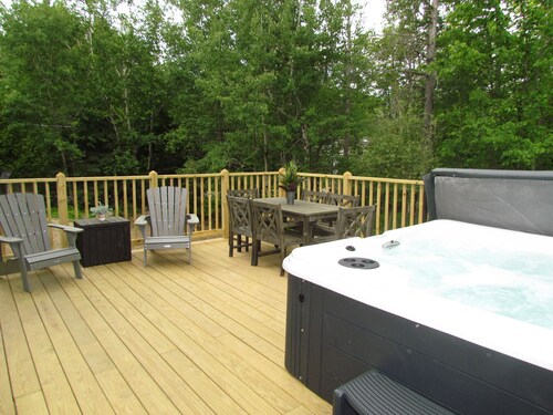 Whiteface Mtn/Wilmington, NY~~Hot Tub, Gas Fireplace, 2 Minutes to Whiteface!!