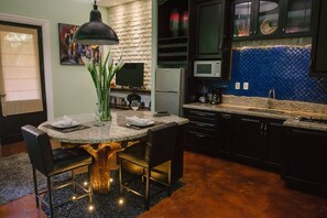 Een koelkast, een microgolfoven, een kookplaat