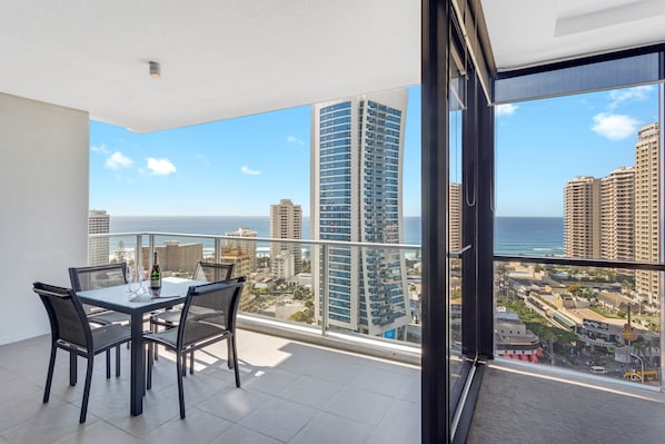 Outdoor dining - Circle on Cavill Ocean & River Views (Surfers Paradise)