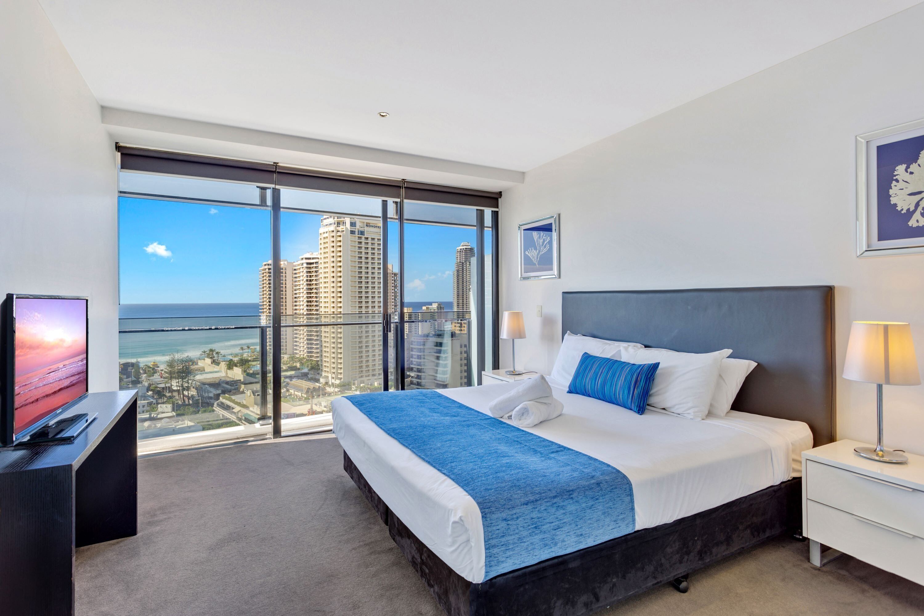Circle on Cavill Ocean & River Views — image 6