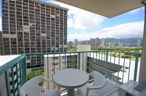 Outdoor dining - Aloha Surf 1209 Vacation Comfortably in a Private King Suite (Honolulu)